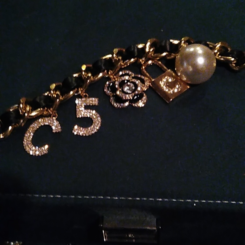 Gorgeous 🥰 5 Charm Bracelet